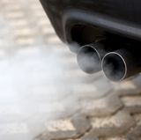 Diesel-Gate und die Abgasmanipulationen der vergangenen Jahre haben Konsequenzen: Ab dem 1. Januar 2018 müssen Fahrzeuge bei der Abgas-Untersuchung zur Endrohrmessung. Bislang werden Autos mit der On-Board-Diagnose geprüft. Damit soll die Schummelei der Hersteller beendet werden.