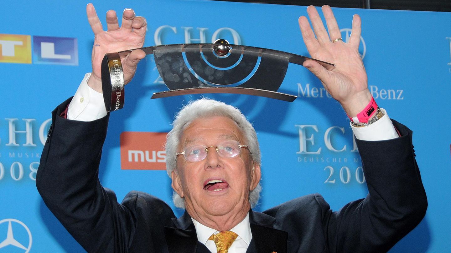 Dieter Thomas Heck wird 80 Dieter THomas Heck bei der Verleihung des " ECHO 2008