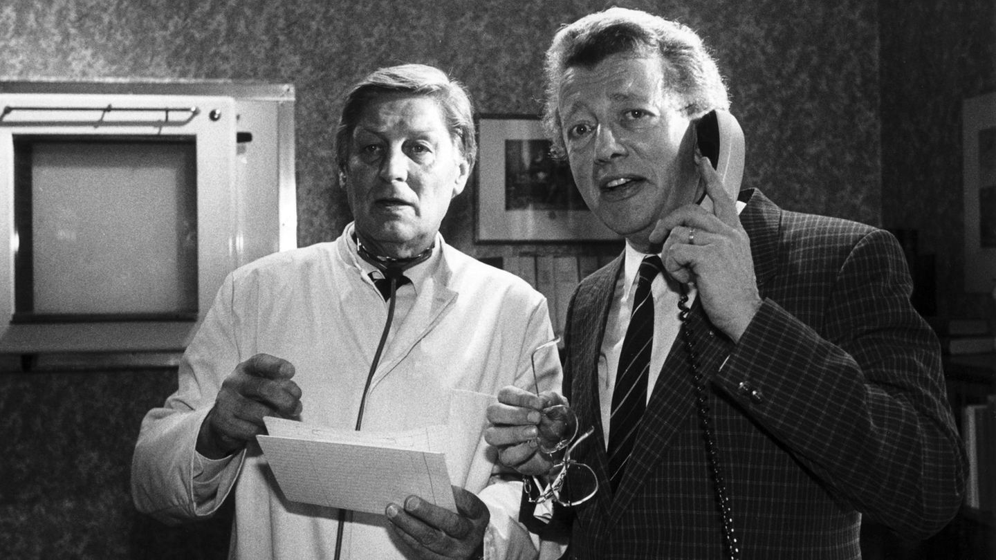 Dieter Thomas Heck (r) und Günter Pfitzmann (l) in einer Szene der ARD-Serie "Praxis Bülowbogen" am 24.03.1986