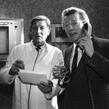 Dieter Thomas Heck (r) und Günter Pfitzmann (l) in einer Szene der ARD-Serie "Praxis Bülowbogen" am 24.03.1986