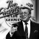 Dieter Thomas Heck feiert am 19.01.1989 mit der Moderation der Quiz-Show "Ihr Einsatz, bitte" sein 20-jähriges TV-Jubiläum