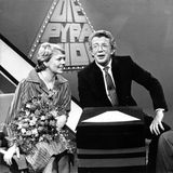 Dieter Thomas Heck moderiert die Fernsehsendung "Die Pyramide" im März 1985