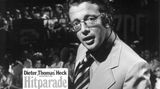 Dieter Thomas Heck hält eine Hitparaden-Zeitschrift
