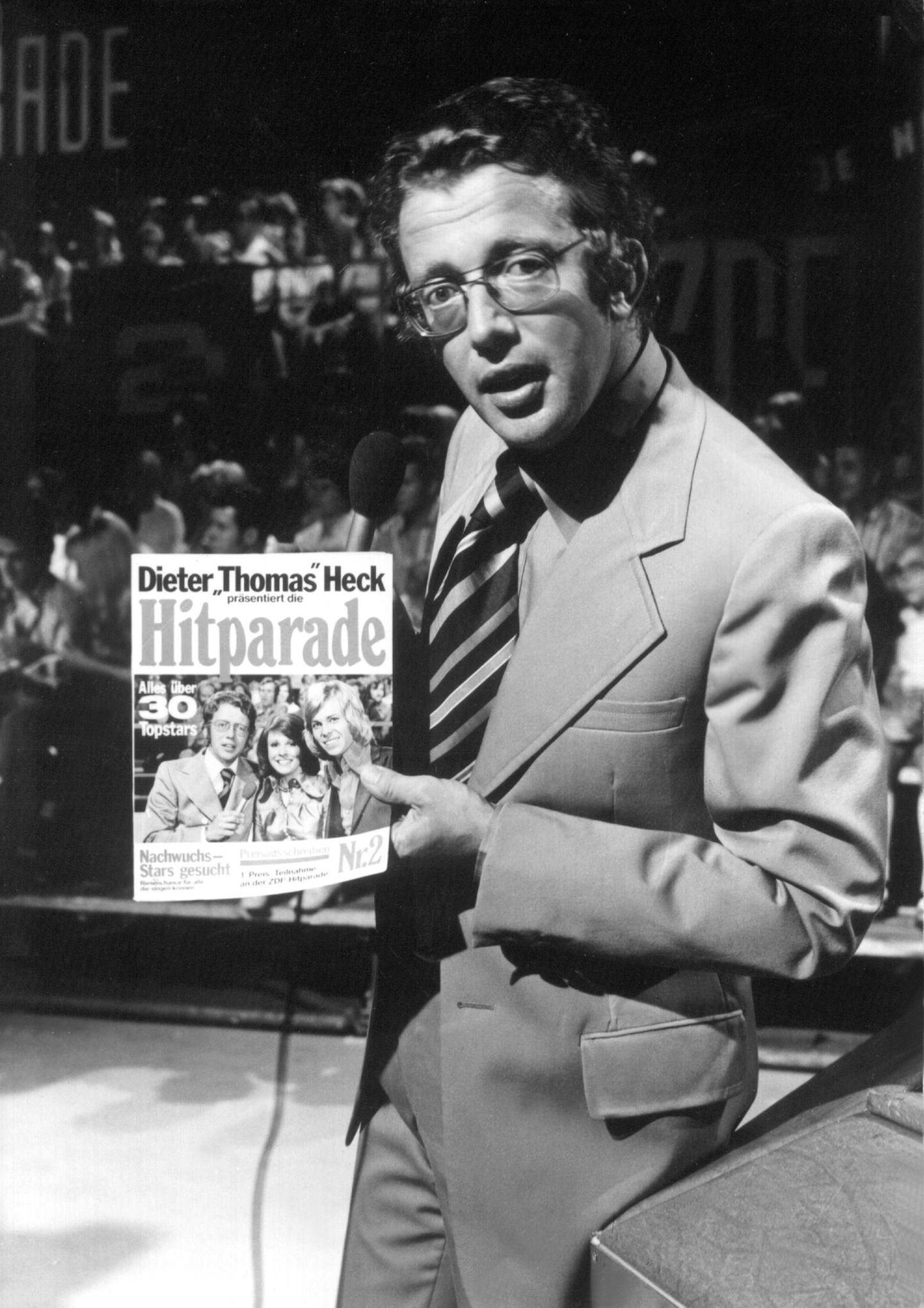 Dieter Thomas Heck hält eine Hitparaden-Zeitschrift