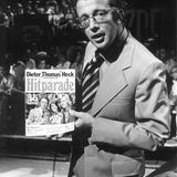 Dieter Thomas Heck hält eine Hitparaden-Zeitschrift