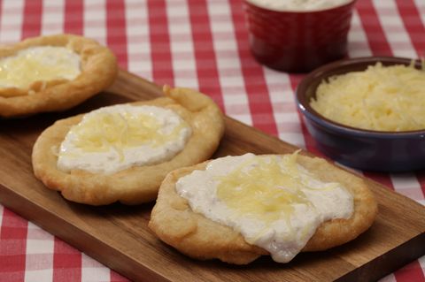 Herzhaft und lecker: Ungarische Langos sind die optimale Grundlage für eine lange Silvesternacht