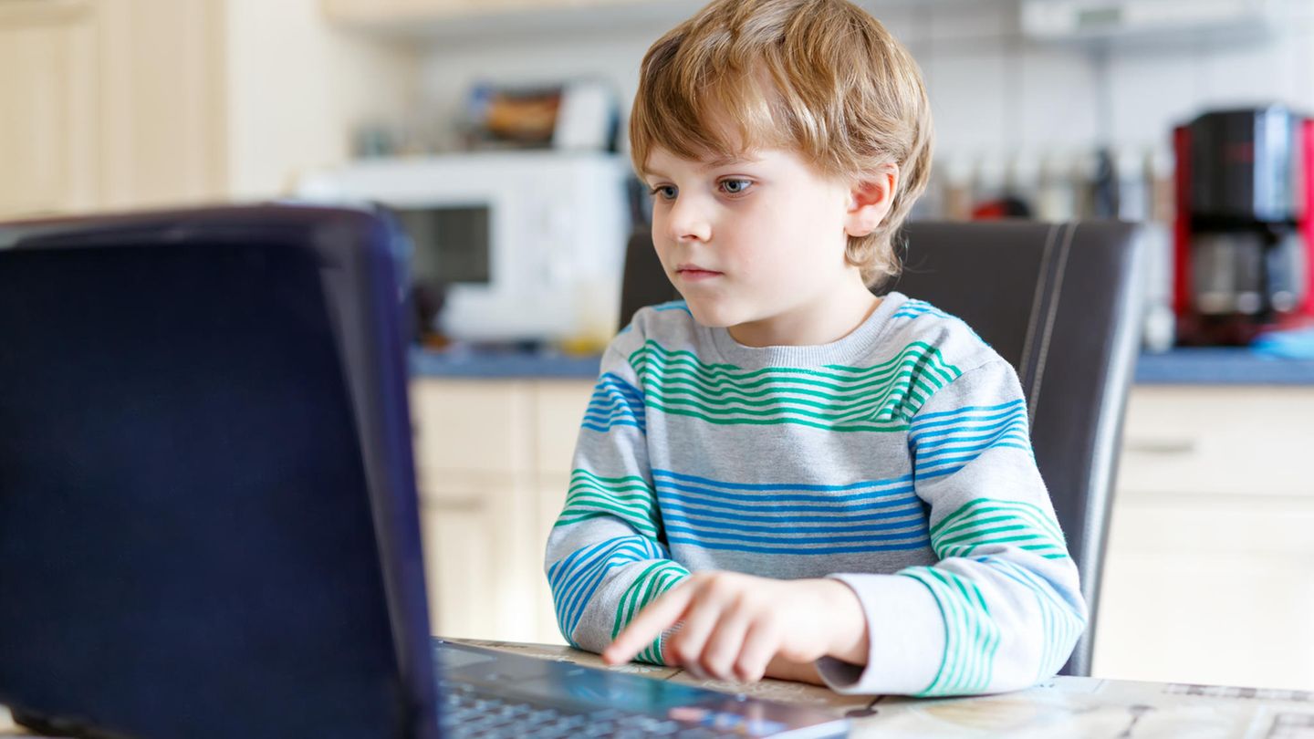 Kind am Computer