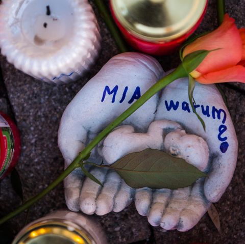 Vor dem Drogeriemarkt in Kandel , in dem eine 15-Jährige erstochen wurde, stehen Kerzen und tönerne Hände mit "Mia - warum?"