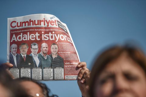 Türkei: "Cumhuriyet"-Mitarbeiter frei - falsche Beweise in Tausenden Fällen?