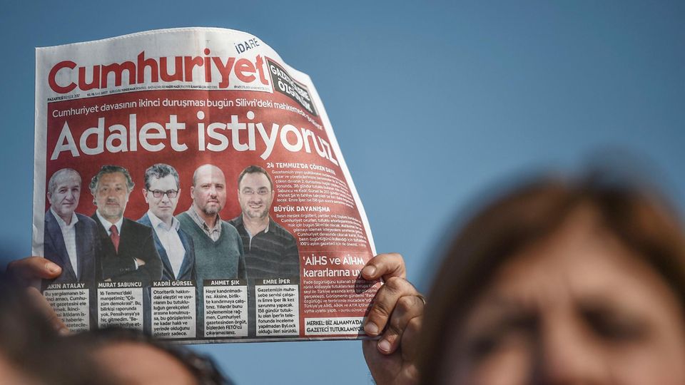 Türkei: "Cumhuriyet"-Mitarbeiter frei - falsche Beweise in Tausenden Fällen?