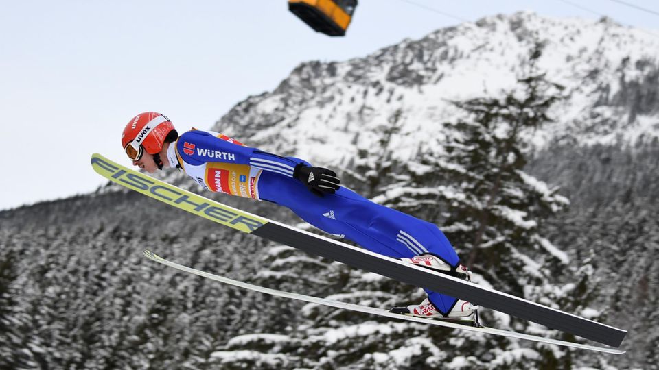 Vierschanzentournee: Freitag fliegt in Quali allen davon - Zehn Deutsche dabei