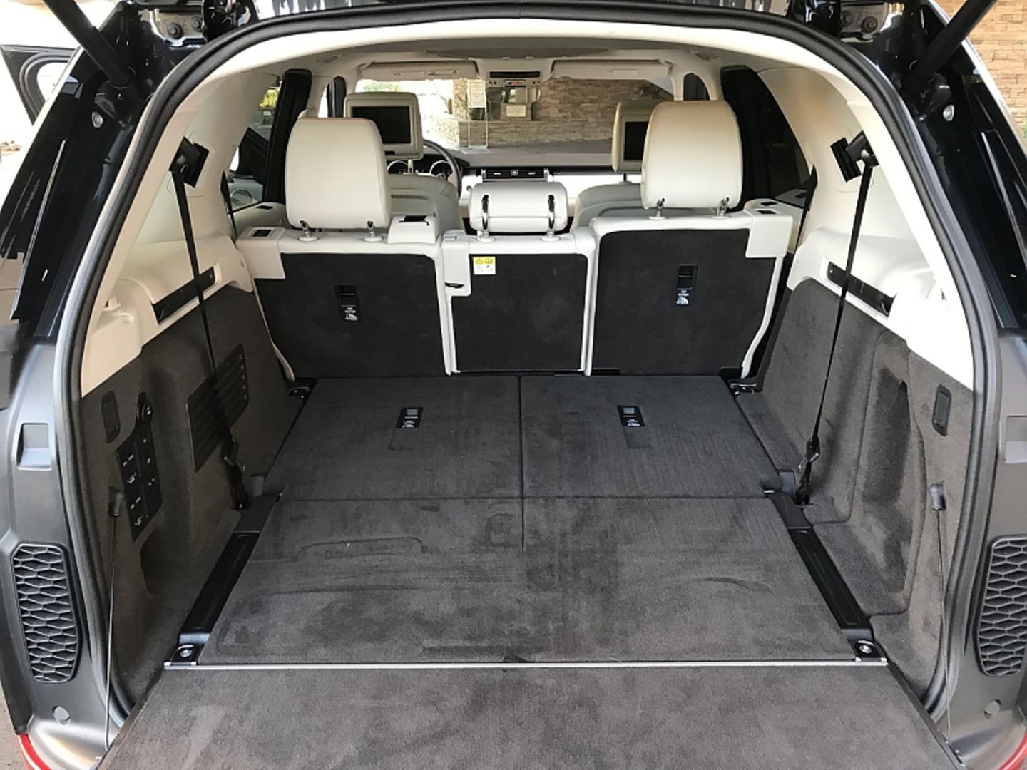 Land Rover Discovery 3.0 Si V6 - bis zu 2.500 Liter Stauraum