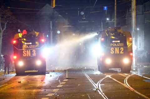 Polizei in Leipzig geht Silvester gegen Randalierer mit Wasserwerfern vor