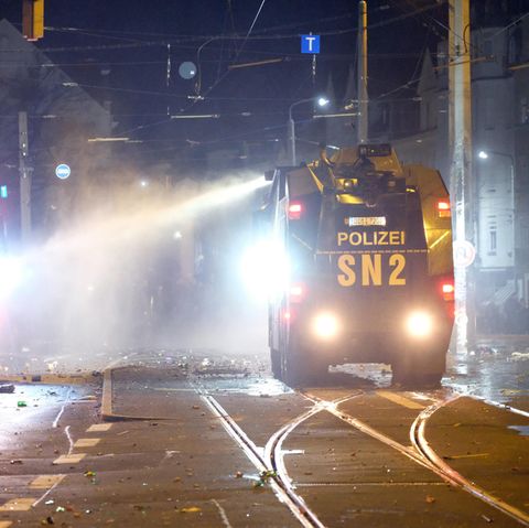 Polizei in Leipzig geht Silvester gegen Randalierer mit Wasserwerfern vor
