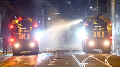 Polizei in Leipzig geht Silvester gegen Randalierer mit Wasserwerfern vor
