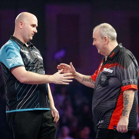 Darts-WM: Shakehands zwischen neuem Weltmeister Rob Cross und Legende Phil Taylor