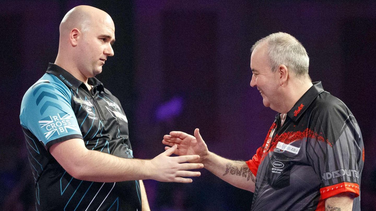Darts-WM: Shakehands zwischen neuem Weltmeister Rob Cross und Legende Phil Taylor