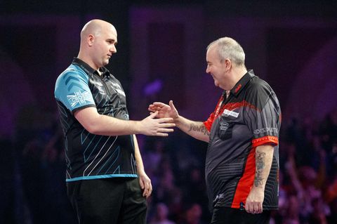 Darts-WM: Shakehands zwischen neuem Weltmeister Rob Cross und Legende Phil Taylor