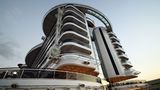 Die "MSC Seaside" fällt durch ihr ungewöhnliches Heck auf, deren Balkon-Rundungen an architektonische Elemente der Strandarchitektur von Miami und den Appartement-Hochhäusern erinnern. Ganz oben: Die zwei geschwungenen Glasbrücken für Schwindelfreie, 40 Meter über dem Meer.
