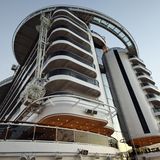 Die "MSC Seaside" fällt durch ihr ungewöhnliches Heck auf, deren Balkon-Rundungen an architektonische Elemente der Strandarchitektur von Miami und den Appartement-Hochhäusern erinnern. Ganz oben: Die zwei geschwungenen Glasbrücken für Schwindelfreie, 40 Meter über dem Meer.