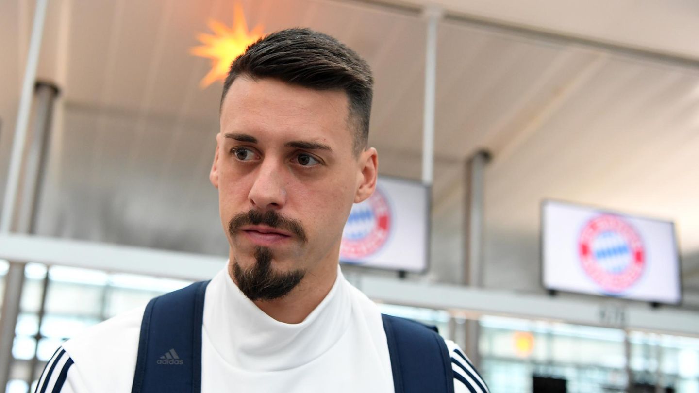 Sandro Wagner, Neuzugang des FC Bayern München auf dem Weg ins Traingslager
