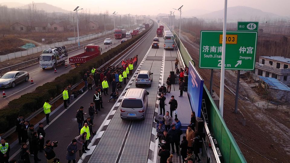 China: Erste Solarfahrbahn lädt E-Autos während der Fahrt auf