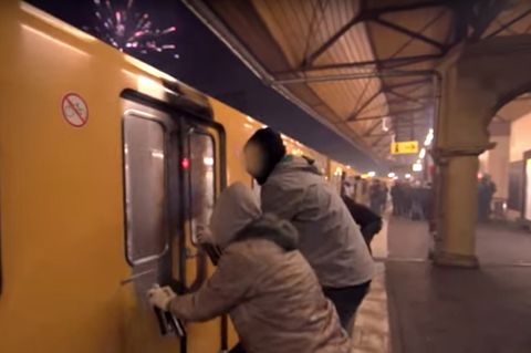 Sprayer der Formation "1UP" besprühen an der U-Bahnstation Schlesisches Tor einen Zugwaggon
