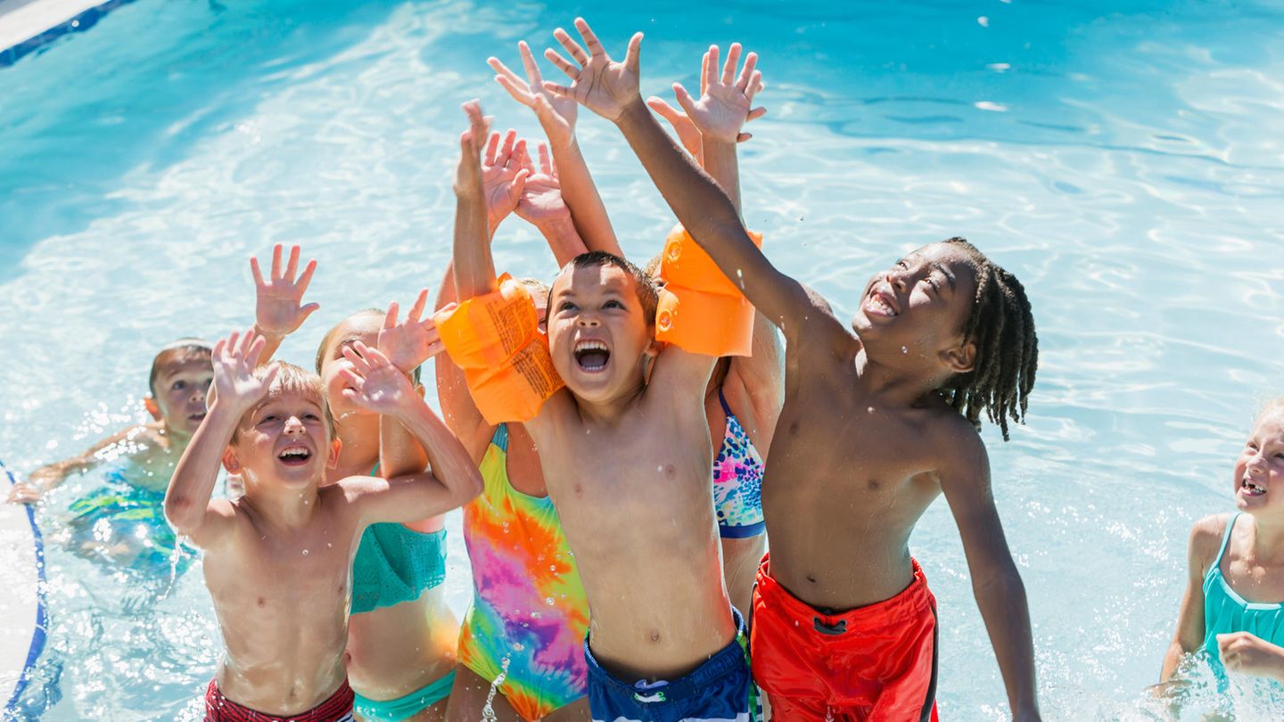 Schwimmen im Kindercocktail  "Noch bevor die Ausflüge starteten, konnte man kurz die Sonne und die Ruhe in einem 'sauberen Pool' genießen. Nachmittags war das nicht möglich, außer man wollte mit den Resten der Kindercocktails im Pool schwimmen", schreibt Userin Sabine