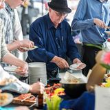 Die Schlacht am Buffet im Selbstbedienungsrestaurant   "Teilweise war die Situation an den Buffets kurz vor einer Schlägerei, da die Leute anscheinend Angst hatten nicht genug abzubekommen", scheibt User Michael.