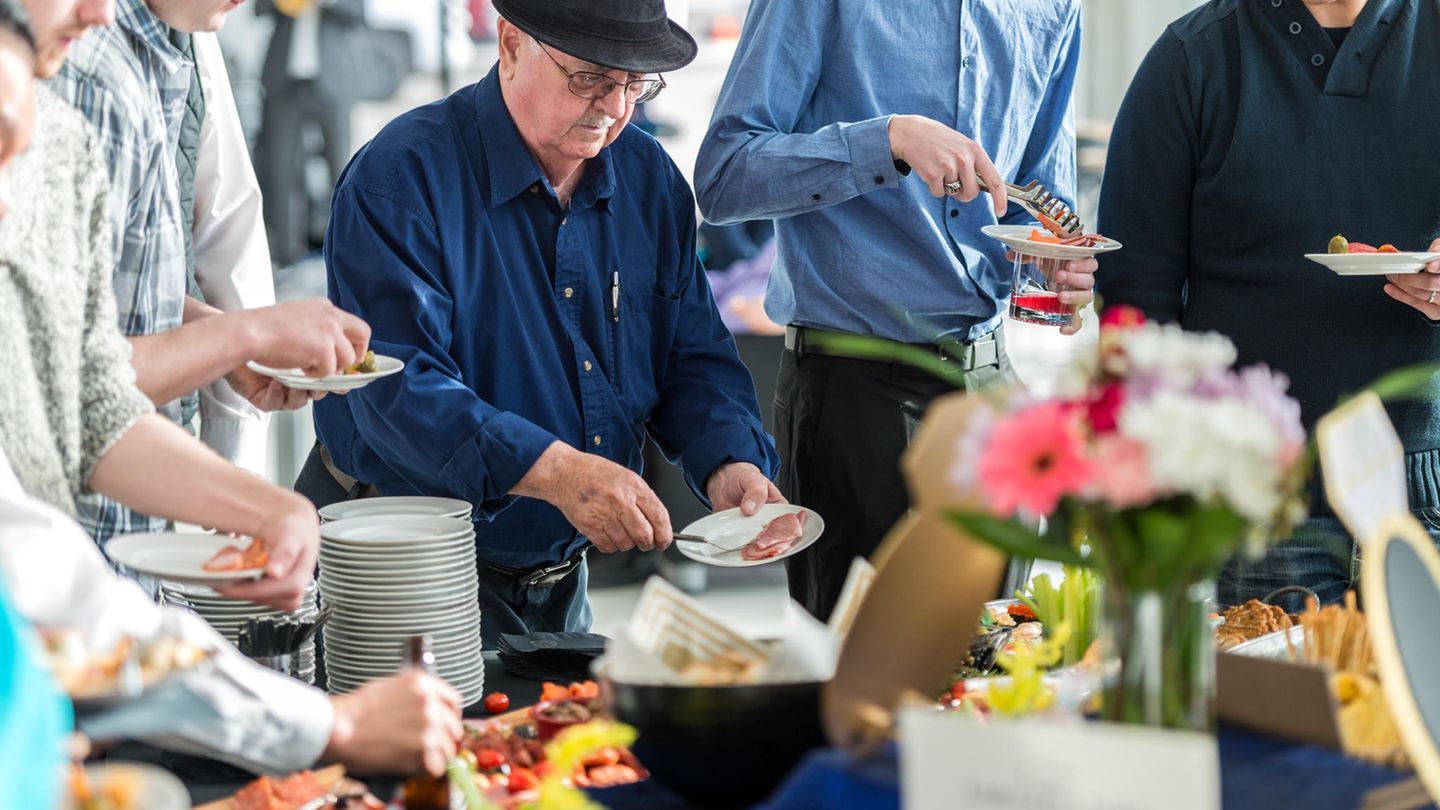 Die Schlacht am Buffet im Selbstbedienungsrestaurant   "Teilweise war die Situation an den Buffets kurz vor einer Schlägerei, da die Leute anscheinend Angst hatten nicht genug abzubekommen", scheibt User Michael.