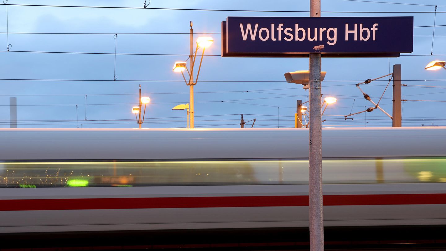 ICE rauscht in Wolfsburg durch