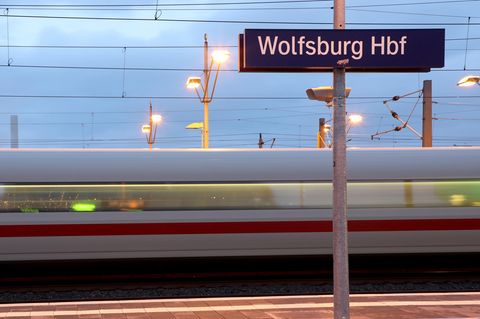 ICE rauscht in Wolfsburg durch