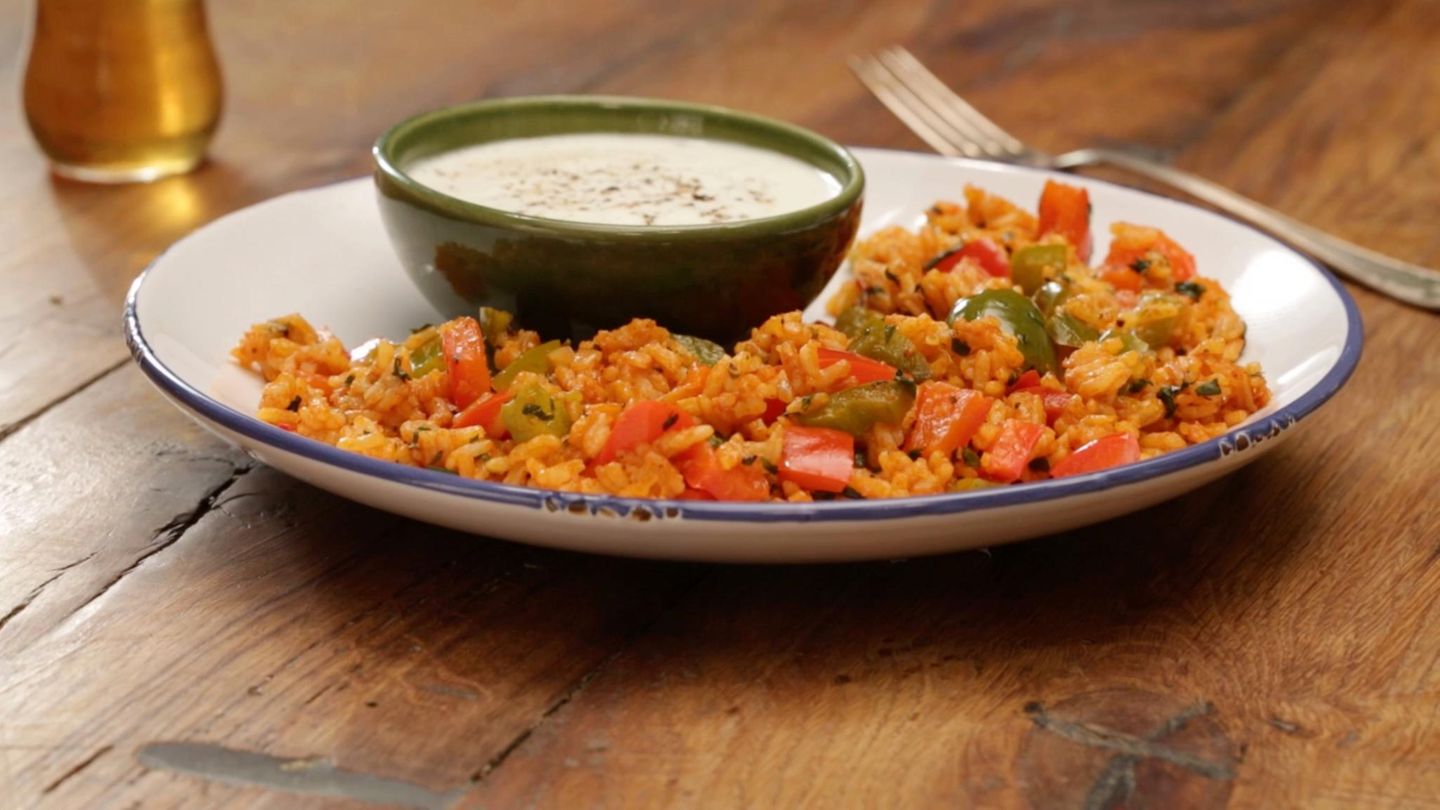 Vegetarische Raffinesse: Diese Paprika-Reispfanne mit Joghurtsauce ...