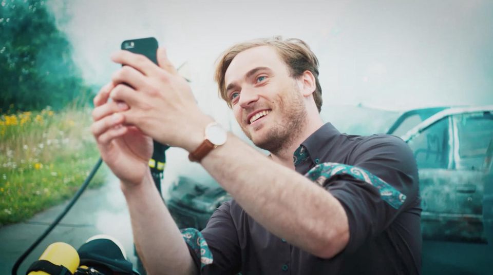 Drastisches Video: Feuerwehr dreht Clip gegen Gaffer - und landet Internet-Hit Drastisches Video: Feuerwehr dreht Clip gegen Gaffer - und landet Internet-Hit
