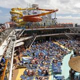 Bild 1 von 14 der Fotostrecke zum Klicken:  Leben als Ölsardine  "Am Pool liegen kann nur, wer sich am Ballermann wohlfühlt und gerne ein Leben als Ölsardine führen würde", sagt Userin Laura.