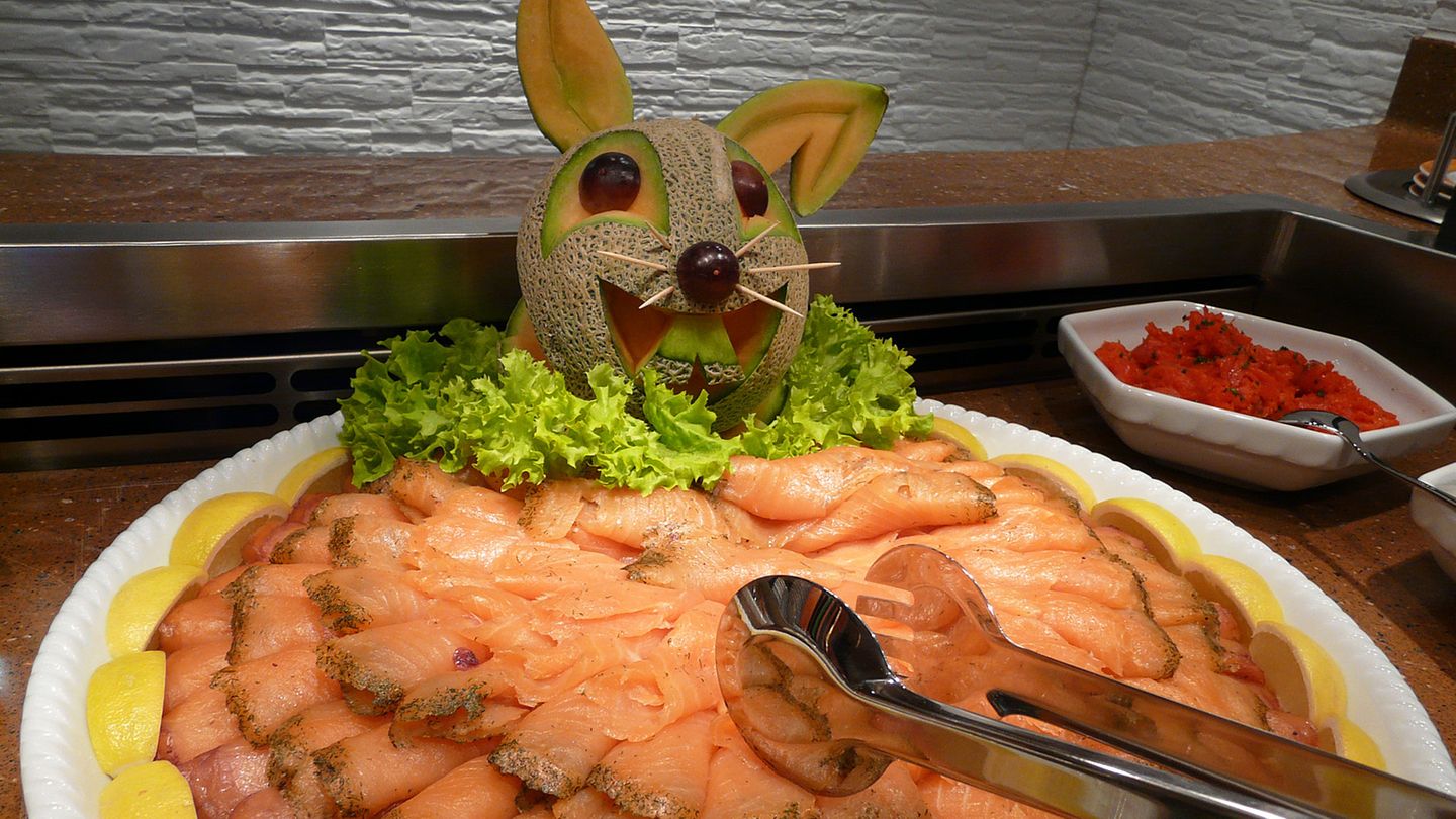 Kurioseste Kommentare: Achtung Tellerdiebe "Wenn man als Single verreist, dann hat man es beim Buffet sehr schwer! Kaum hat man seinen Teller auf den Tisch gestellt und geht dann weg um sich ein Getränk zu holen, ist alles schon wieder vom Personal abgeräumt", schreibt User Helmut. "Mir ist das an einem Tag gleich dreimal passiert!" Achtung Tellerdiebe "Wenn man als Single verreist, dann hat man es beim Buffet sehr schwer! Kaum hat man seinen Teller auf den Tisch gestellt und geht dann weg um sich ein Getränk zu holen, ist alles schon wieder vom Personal abgeräumt", schreibt User Helmut. "Mir ist das an einem Tag gleich dreimal passiert!"
