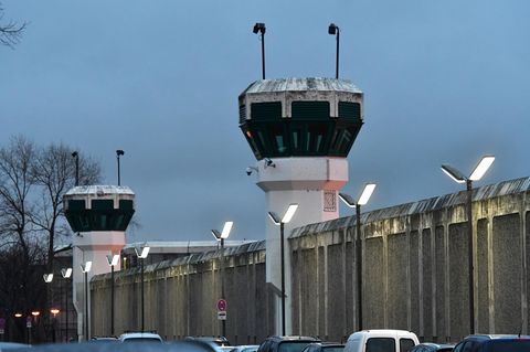 Blick auf die Gefängnismauer und zwei Wachtürme der Justizvollzugsanstalt (JVA) Plötzensee