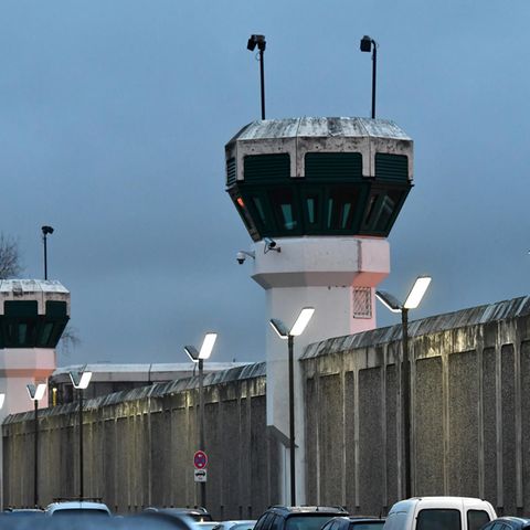 Blick auf die Gefängnismauer und zwei Wachtürme der Justizvollzugsanstalt (JVA) Plötzensee