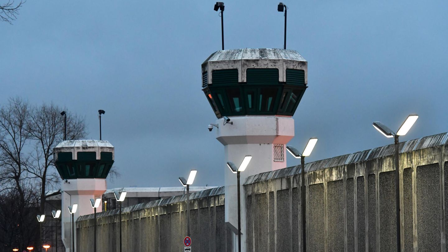 Blick auf die Gefängnismauer und zwei Wachtürme der Justizvollzugsanstalt (JVA) Plötzensee