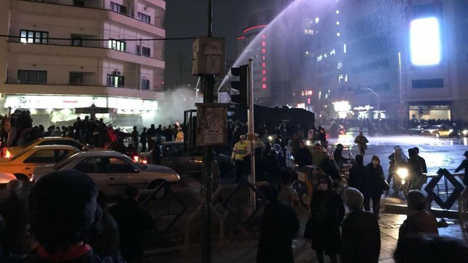 Polizei in Teheran geht mit Wasserwerfern gegen Demonstranten vor