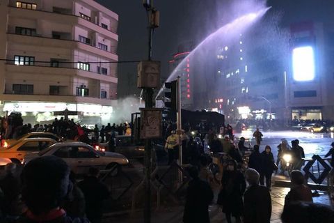 Polizei in Teheran geht mit Wasserwerfern gegen Demonstranten vor