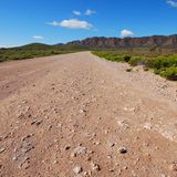 Bild 1 von 13 der Fotostrecke zum Klicken: In South Australia führen die Straßen weit weg von der Zivilisation: Drei Autostunden nördlich von Adelaide beginnt das Outback und die Berglandschaft der Flinders Ranges. Das Display im Handy zeigt "kein Empfang, kein Notruf"