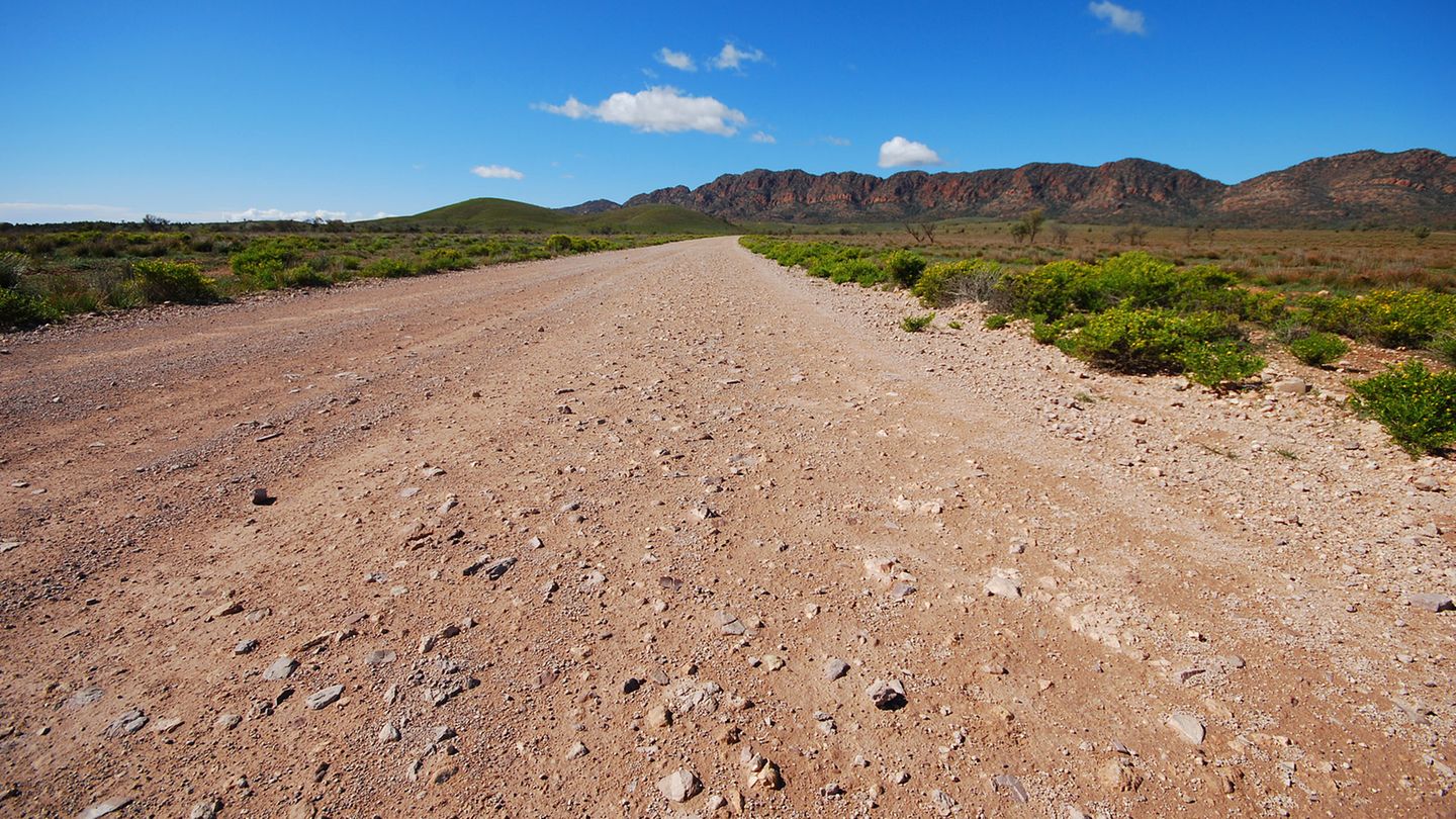 Flinders Ranges: Bild 1 von 13 der Fotostrecke zum Klicken: In South Australia führen die Straßen weit weg von der Zivilisation: Drei Autostunden nördlich von Adelaide beginnt das Outback und die Berglandschaft der Flinders Ranges. Das Display im Handy zeigt "kein Empfang, kein Notruf" Bild 1 von 13 der Fotostrecke zum Klicken: In South Australia führen die Straßen weit weg von der Zivilisation: Drei Autostunden nördlich von Adelaide beginnt das Outback und die Berglandschaft der Flinders Ranges. Das Display im Handy zeigt "kein Empfang, kein Notruf"