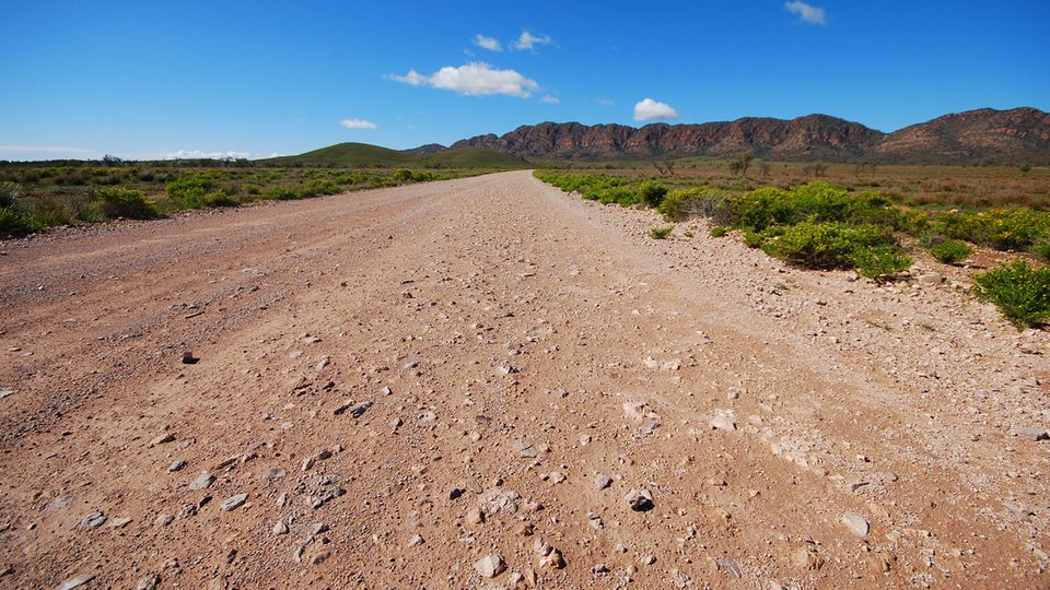 Bild 1 von 13 der Fotostrecke zum Klicken: In South Australia führen die Straßen weit weg von der Zivilisation: Drei Autostunden nördlich von Adelaide beginnt das Outback und die Berglandschaft der Flinders Ranges. Das Display im Handy zeigt "kein Empfang, kein Notruf"