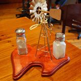 Gewürzhalter auf australische Art: Auf dem Tisch im Austral Inn von Quorn stehen Salz und Pfeffer unter dem Windrad - auf dem Tresen ruht eine Spendenbüchse zugunsten des Royal Flying Doctor Service.