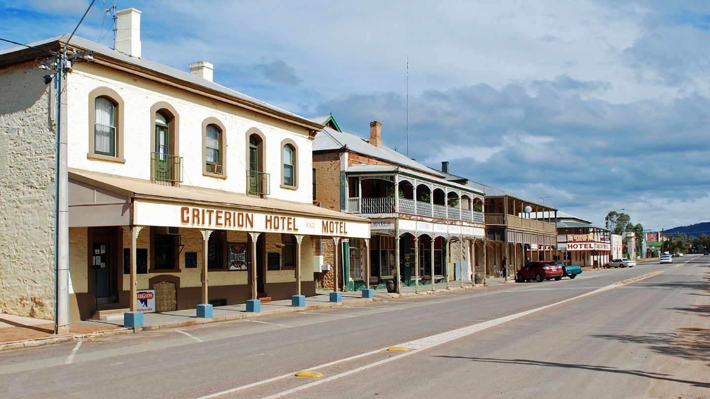 Einst buhlten in der Hauptstraße des Ortes Quorn vier Hotels um Gäste, als am Bahnhof noch der "Ghan" hielt. Ende der 30er Jahre wurden die Trassen der wichtigen Nord-Süd- und Ost-West-Verbindung, die sich hier kreuzten, verlegt. Jetzt schnauft die von Eisenbahnenthusiasten betriebene Pichi Richi Railway nur noch bei Bedarf.