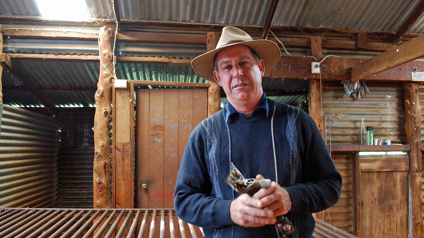 Mit seinem alten Schermesser in der Hand: Der Schafsfarmer Tony Smith lebt bewusst in der Einsamkeit, keiner seiner Nachbarn hat sein Haus in Sichtweite gebaut. "Hier gibt es kaum Menschen. Ich liebe dieses Land und die Landschaft."