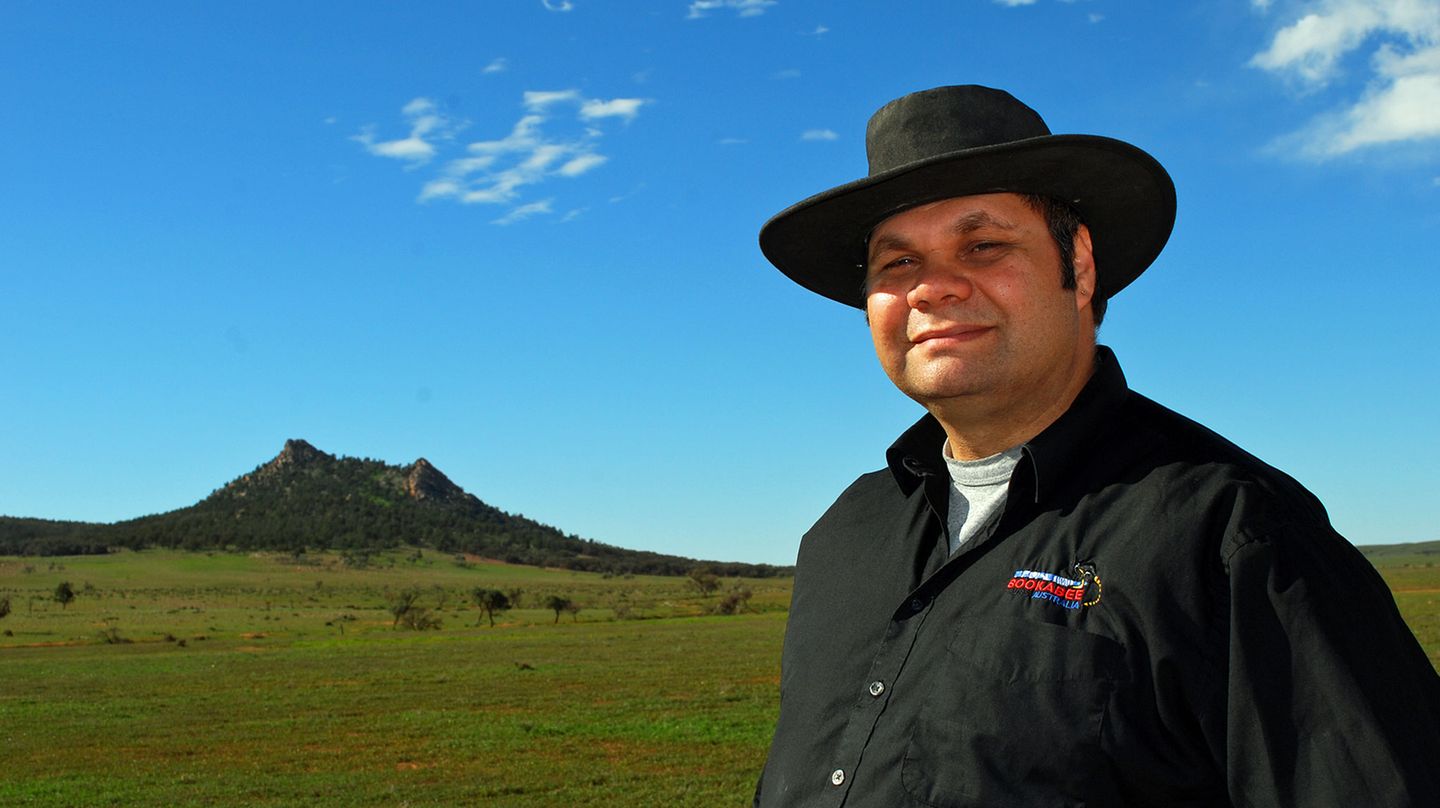 Flinders Ranges: Der Aborigine Haydyn Bromley trägt einen Ohrring mit Diamant. Früher arbeitete er als Lehrer, jetzt führt er zu den Stätten seiner Herkunft. Sein Großvater Bookabee, nachdem er sein Unternehmen benannt hat, gehörte zu den letzten Adnyamathanha, der noch die Initiationsriten seiner Vorfahren erlebte. Der Aborigine Haydyn Bromley trägt einen Ohrring mit Diamant. Früher arbeitete er als Lehrer, jetzt führt er zu den Stätten seiner Herkunft. Sein Großvater Bookabee, nachdem er sein Unternehmen benannt hat, gehörte zu den letzten Adnyamathanha, der noch die Initiationsriten seiner Vorfahren erlebte.