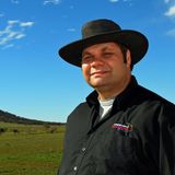 Der Aborigine Haydyn Bromley trägt einen Ohrring mit Diamant. Früher arbeitete er als Lehrer, jetzt führt er zu den Stätten seiner Herkunft. Sein Großvater Bookabee, nachdem er sein Unternehmen benannt hat, gehörte zu den letzten Adnyamathanha, der noch die Initiationsriten seiner Vorfahren erlebte.