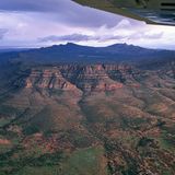Das natürliche Amphitheater von Südaustralien: Der Wilpena Pound ist kein Krater vulkanischen Ursprungs, sondern ein 500 Millionen Jahre altes, kreisrundes Gebirgsmassiv. Am Fuße der Berge wurden bis zu 48.000 Jahre alte Felszeichnungen der Ureinwohner gefunden.